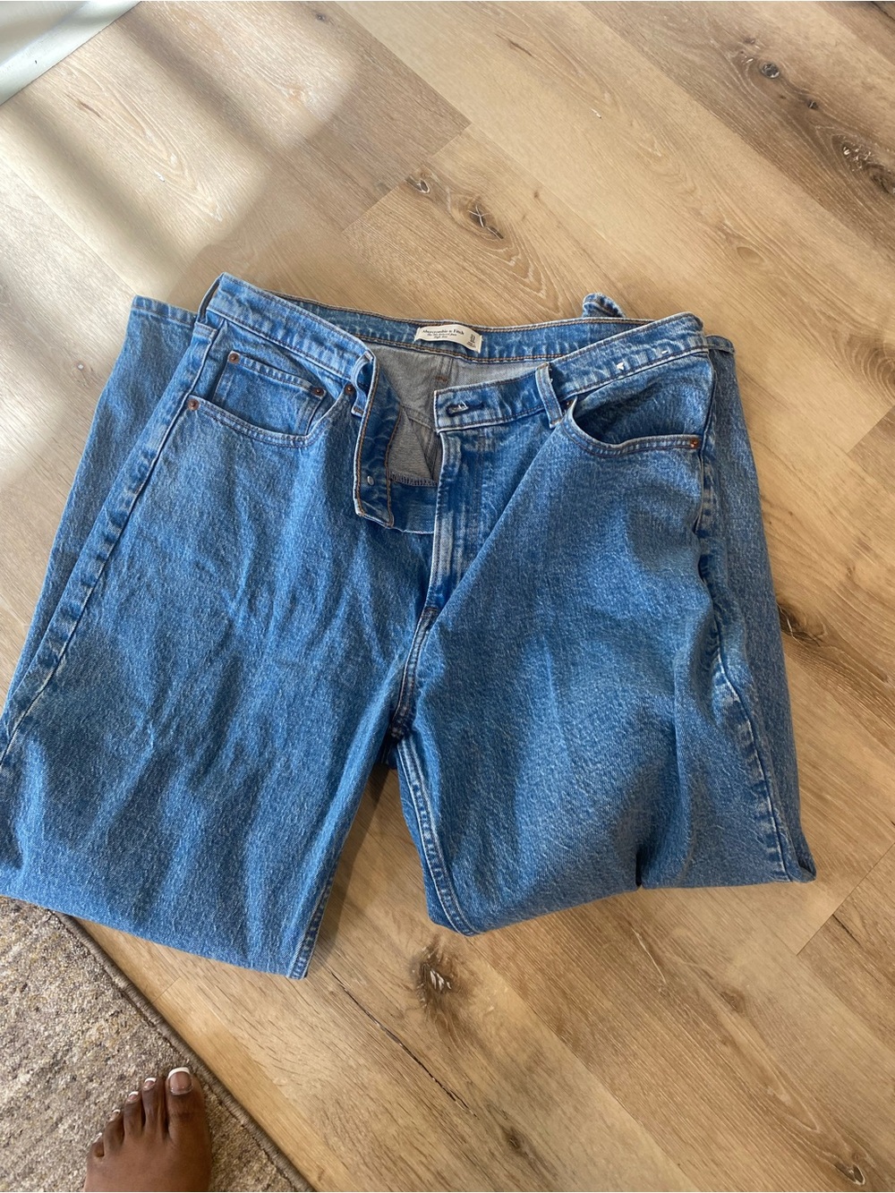 Abercrombie & Fitch 90’s Relaxed Jean Blue Denim Jeans